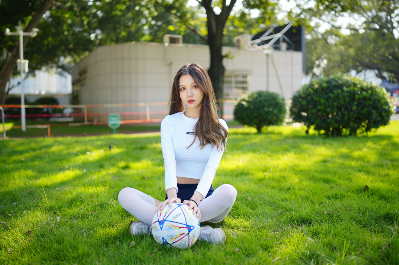 曼联今夏转会动态：重磅引援与离队传闻